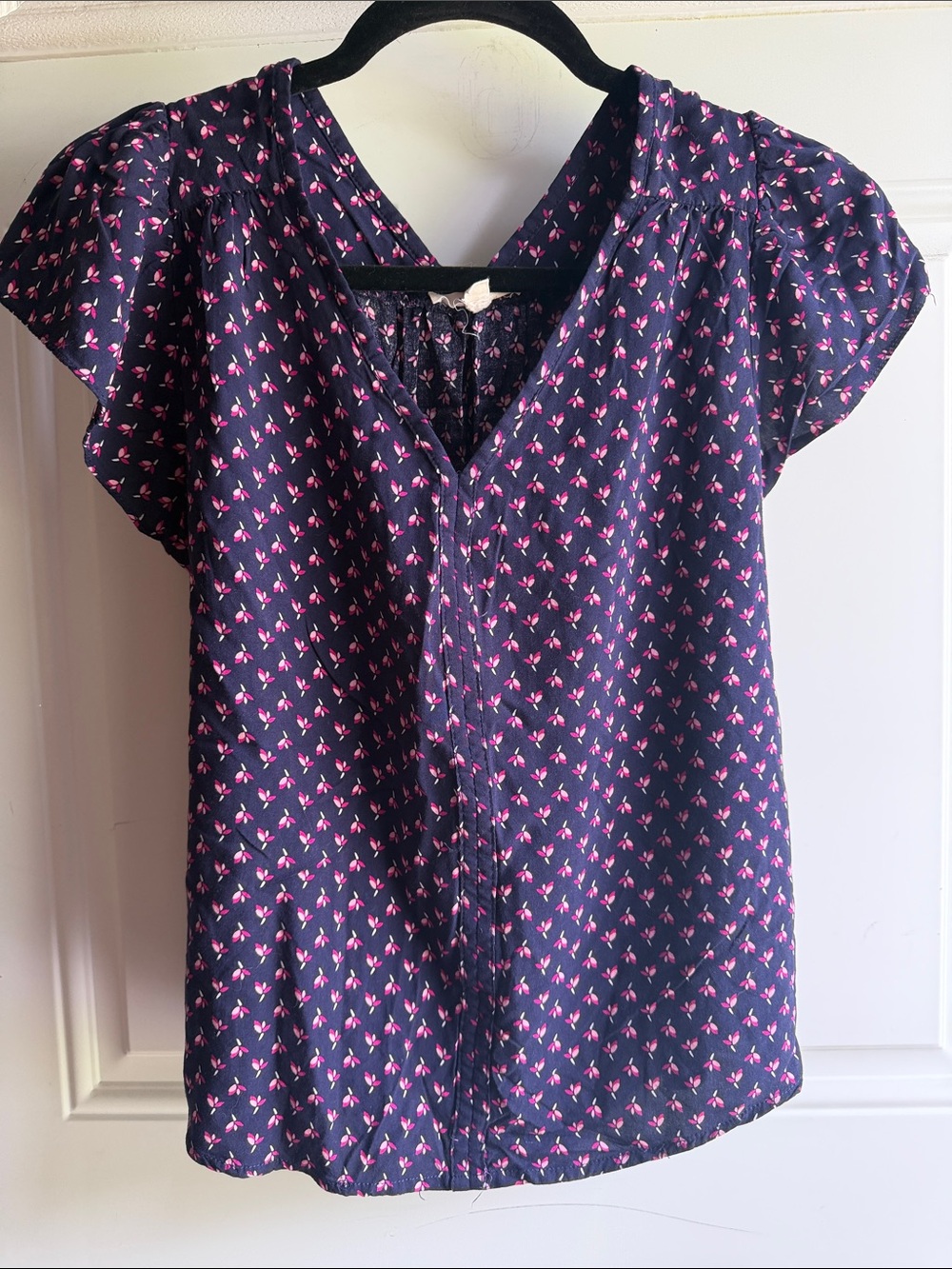 Fun 2 fun Women's Navy Floral V-Neck Cap Sleeve Top, medium.
